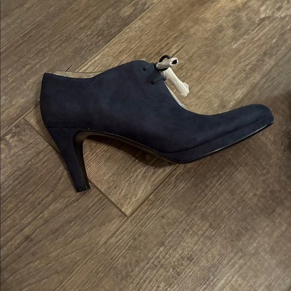 Naturalizer navy Paxton lace up pumps- new without box - Picture 2 of 8